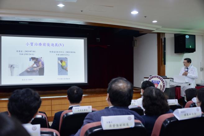 小儿科部钟育志教授介绍小宝治疗前后的进展，并感谢健保署的给付，让SMA病患提早用药获得治疗。（图／高医）
