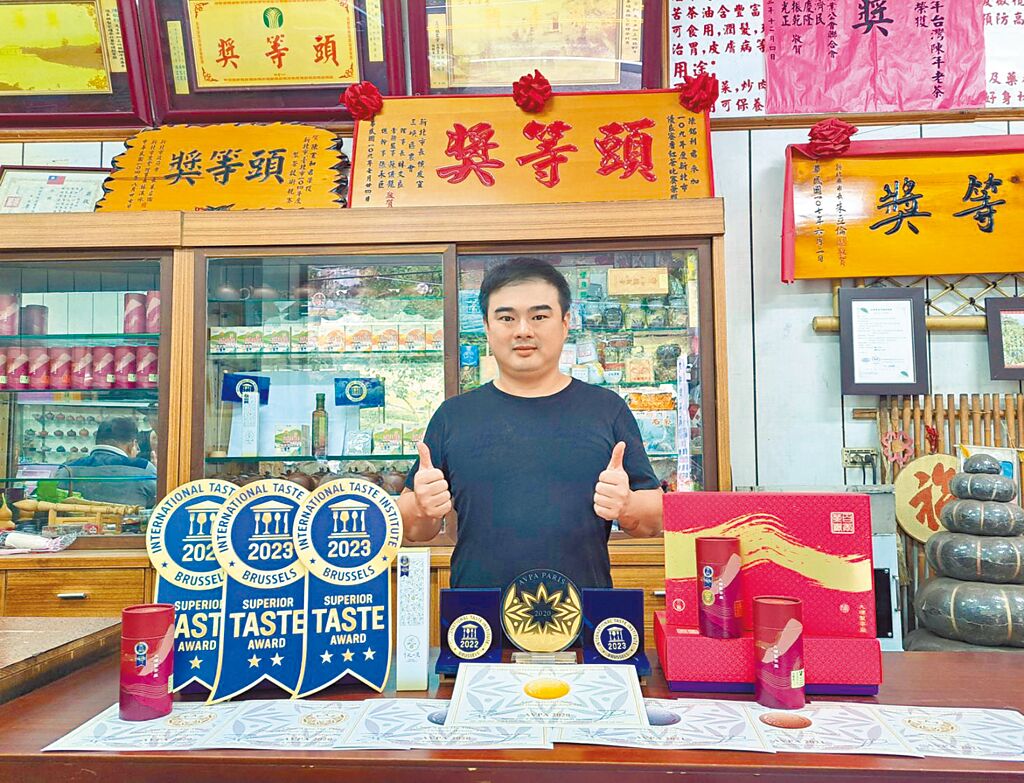 新北市38歲青農陳宣和退伍後回鄉接棒，產製的有機茶葉屢獲世界與台灣茶葉大賽認證，碧螺春綠茶9月更榮獲2023日本世界綠茶大賽最高金賞。（陳慰慈攝）