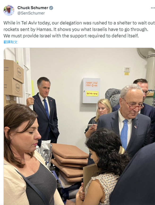 美国参议院多数党领袖舒默（Chuck Schumer）贴出在以色列避难所躲避空袭的照片。（图取自Chuck Schumer推特）