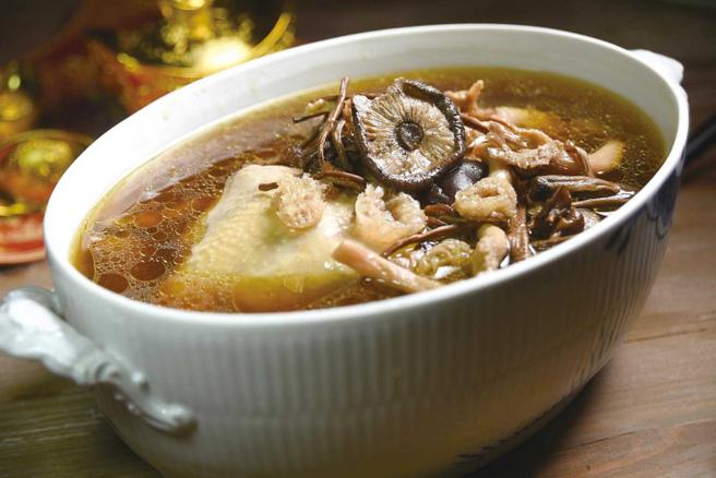如果久咳不癒，同时身体感到虚弱，专家建议可喝香菇鸡汤补中益气。（图／报系资料照）