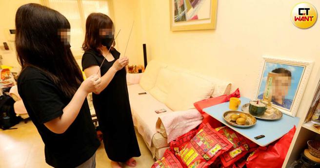 六和徐姓厂长8月底在宿舍猝死，其妻子和女儿至今仍难以接受，看着他的遗照心痛不已。（图／方万民摄）