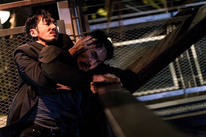 阮经天（右）在《周处除三害》中与李李仁有激烈的追逐打斗戏。（图/一种态度电影股份有限公司提供）