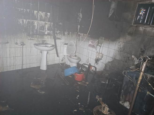 由於起火位置在浴室內，燃燒面積約10平方公尺，其餘客廳、房間、餐廳則受不同程度煙損，火勢很快就在3點56分撲滅。（讀者提供／張毓翎台南傳真）