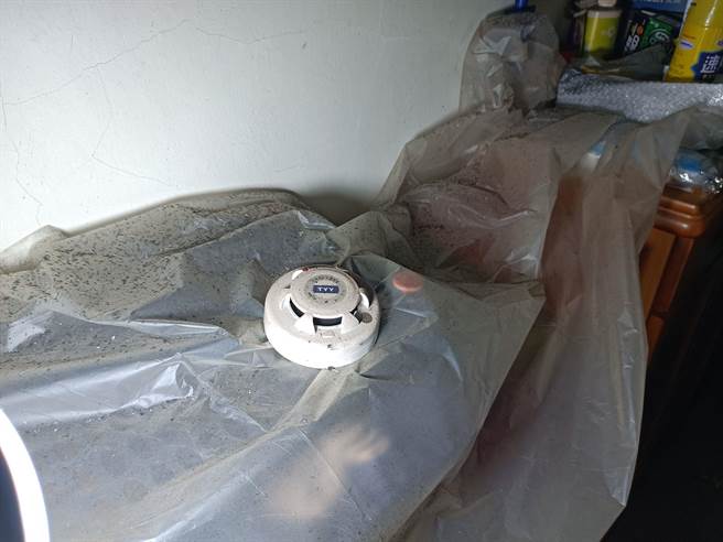 陳姓屋主心有餘悸地說，幸好住宅用火災警報器發揮作用，他聽到聲響後趕緊叫醒妻子和女兒並報案，才未造成嚴重損失。（讀者提供／張毓翎台南傳真）