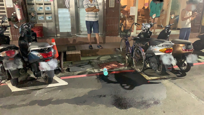 陈嫌12日晚间骑乘机车至三重区三民街一处公寓楼下，拿出提前备好的汽油，并利用香菸助燃火苗，见火势开始烧起时随即逃离现场。（图 / 刘咏韵翻摄）