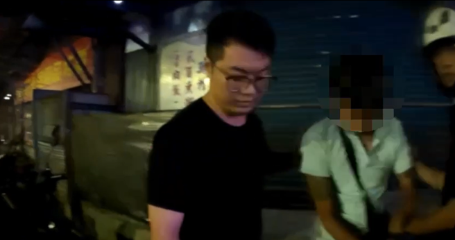 陈嫌落网画面。（图 / 刘咏韵翻摄）