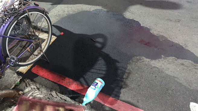 陈嫌泼洒汽油处。（图 / 刘咏韵翻摄）