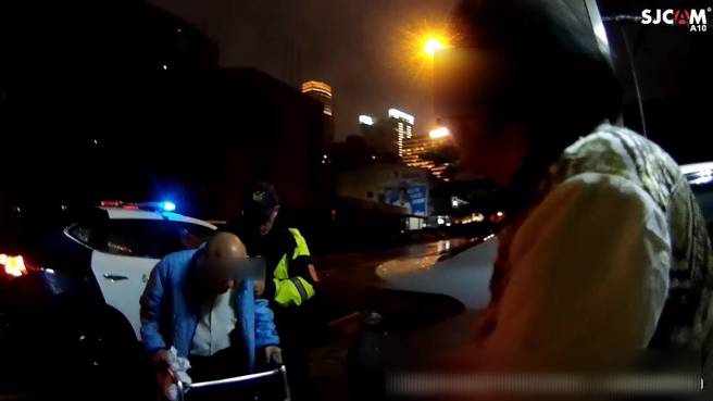 8翁骑电动车看病「愈骑愈远」忘了回家路，警上演即刻接送。(戴志扬翻摄)