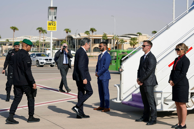 哈玛斯本月7日对以色列发动突击，夺走1400多条人命，随后遭以色列报復攻击，造成至少2670人丧命，布林肯（Antony Blinken）此时正在中东进行穿梭外交，以防衝突扩大。（图／路透社）