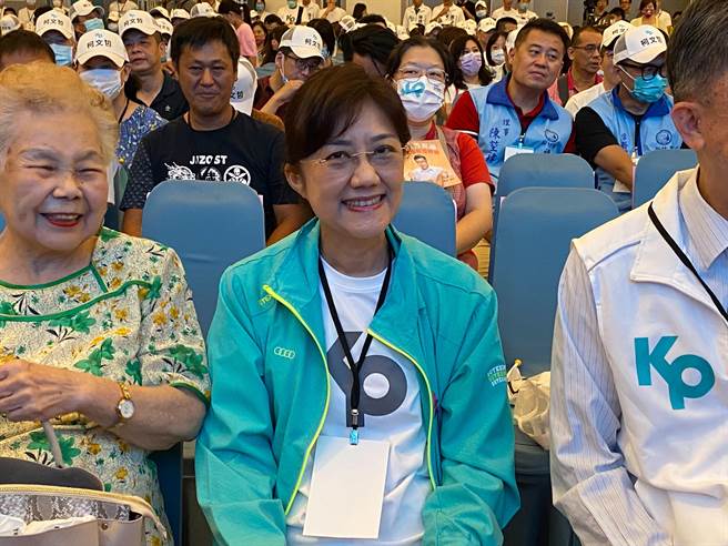 柯美兰16日接受中广节目「千秋万事」专访，她提到如果蓝白合不来，就赶快找「别人」合吧，谈非绿联盟也是有胜算的，毕竟有6成5的国人是要民进党下台的。（陈育贤摄）