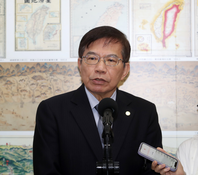 交通部长王国材说，自己搭过EMW3000，位置很舒服。立法院交通委员会16日审查113年度中央政府总预算案关于交通部民用航空局、航港局、观光署、中央气象署等单位预算，交通部长王国材（图）列席备询，并于会前受访。（刘宗龙摄）