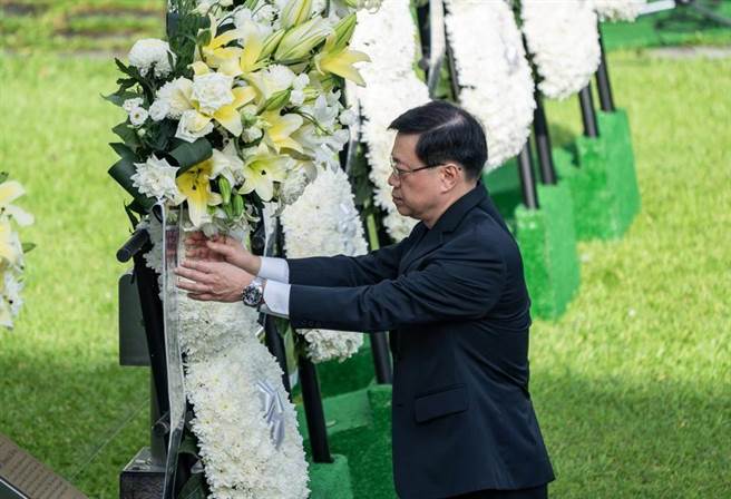 图为今年9月，港府举行抗战胜利纪念仪式，特首李家超整理纪念抗战英烈的花环。（资料照片／中新社）