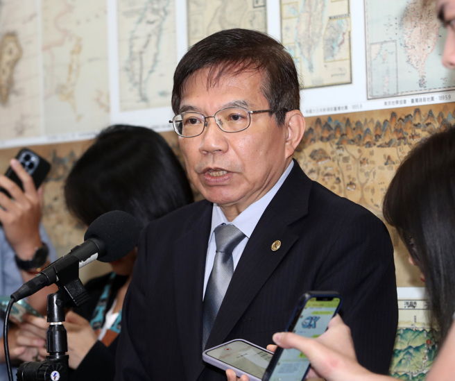 立法院交通委员会16日审查113年度中央政府总预算案关于交通部民用航空局、航港局、观光署、中央气象署等单位预算，交通部长王国材（图）列席备询，并于会前受访。（刘宗龙摄） 