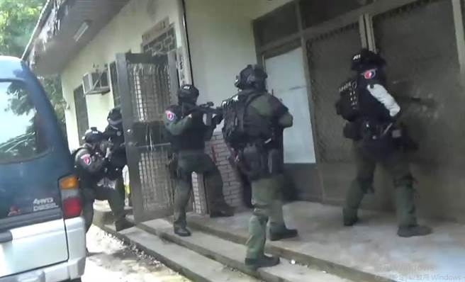 警方荷枪实弹攻坚，查获制毒工厂。（警方提供）