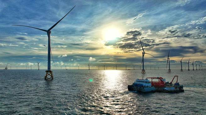 大陆太阳能发电及风电装机规模，可望在2023年首次超过水电装机规模。（图／中新社）