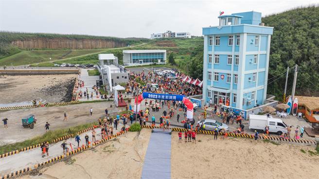 為行駛西嶼和馬公藍色公路而整建的西嶼大果葉漁港，自2018年整建完工後，並沒停船，只有作為泳渡澎湖灣的活動起點。（澎湖縣政府提供資料畫面／許逸民澎湖傳真）