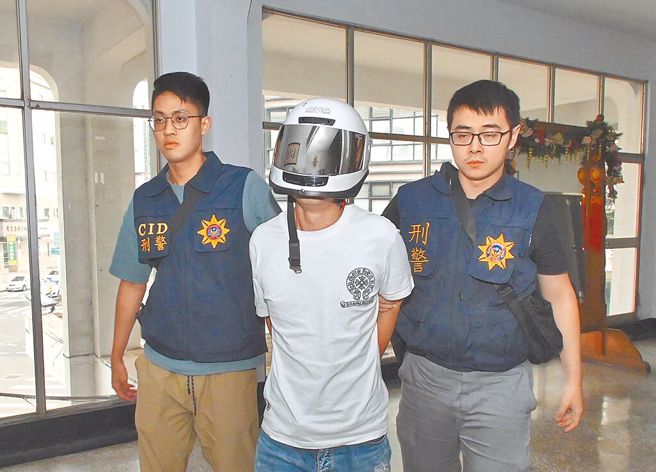 高雄梓官区青龙宫15日清晨传枪声，46岁吴姓主嫌（中）被带回调查。（林瑞益摄）