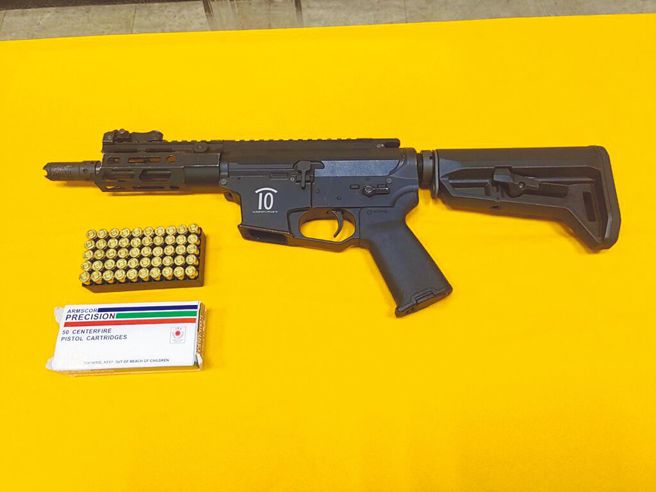 高雄梓官区青龙宫15日清晨传枪声，46岁吴姓主嫌被带回调查。警方另在吕姓少年住处起获大批枪械（见图，翻摄照片）。（林瑞益摄）