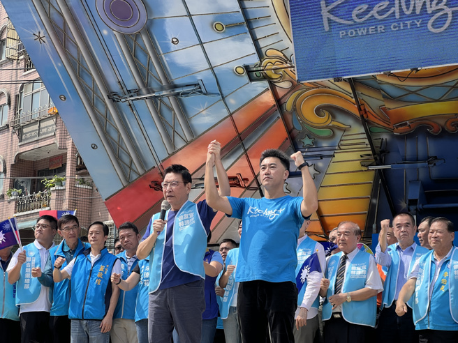 中广董事长赵少康（图左）出席国民党总统参选人侯友宜与基隆市立委参选人林沛祥（图右）联合竞选总部成立活动，他表示，明年选举将是战争与和平、富裕与贫穷、清廉与贪腐的选择，同时谴责民进党抗中保台口号只是为了骗选票。（蔡宗颖摄）