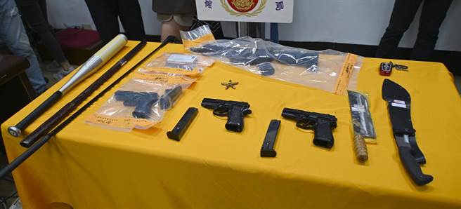 高雄诈骗集团黑吃黑，冈山警方起出疑似犯案的枪械一批与棍棒、刀械。（林瑞益摄）