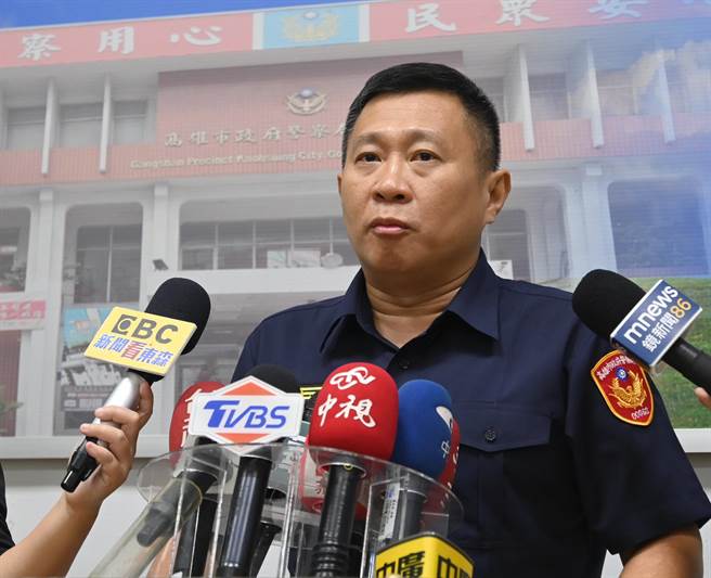 高雄诈骗集团黑吃黑，冈山警分局长陈柏彰说明案情。（林瑞益摄）