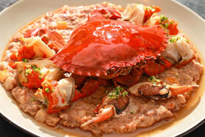 晶華軒秋蟹_膏蟹馬蹄蒸肉餅。（晶華提供）