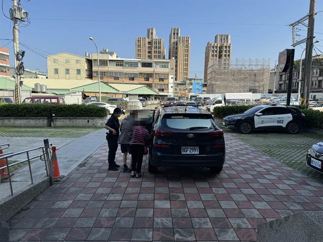 輕度失智的黃姓外出迷途一整夜，警方幫忙找到人。（警方提供）