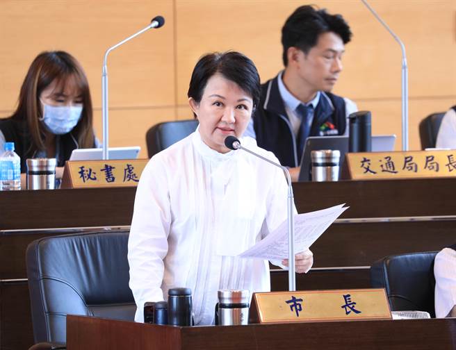 台中捷运蓝线争议再起，台中市长卢秀燕16日表示，有人卡中捷蓝线那么多年，放手吧！希望以民为念，给中部人中捷蓝线。（林欣仪摄）