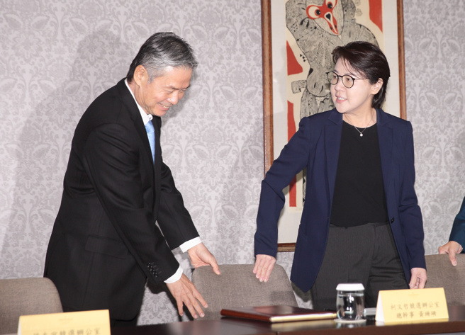 蓝白合会前会14日在台北福华大饭店举行，国民党总统参选人侯友宜竞办执行长金溥聪（左）与民眾党总统参选人柯文哲竞办总干事黄珊珊（右）等人出席，金在就位前先帮黄拉好椅子。（资料照,张铠乙摄）