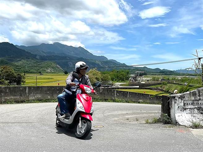 台东县环保局提醒，今年度受花东基金加码补助1万元的车主，自领牌日起至2024年12月31日止，新购的电动机车禁止转让（过户）。（台东县政府提供／萧嘉蕙台东传真）