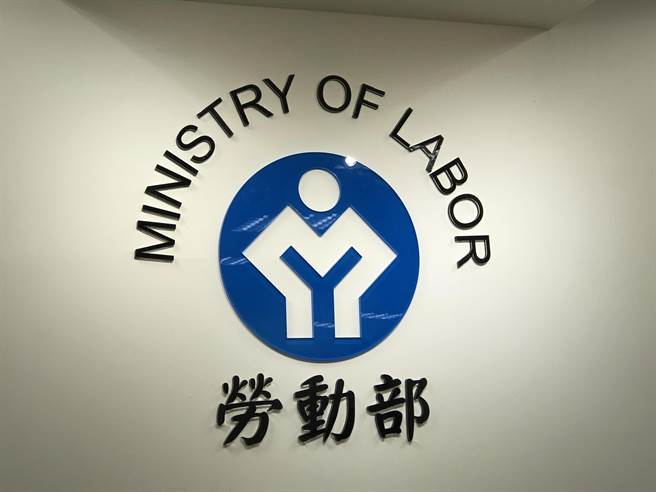 勞動部今日公布勞工行政主管機關通報因應景氣影響勞雇雙方協商減少工時統計，事業單位計398家，實施人數9631人，本次家數較上期增加15家，人數增加33人。（李柏澔攝）