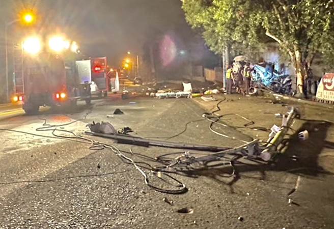 陈姓男子疑似酒后开车，行经台21线57.1公里处自撞路灯，造成他与乘客2死1伤。（民眾提供／杨静茹南投传真）