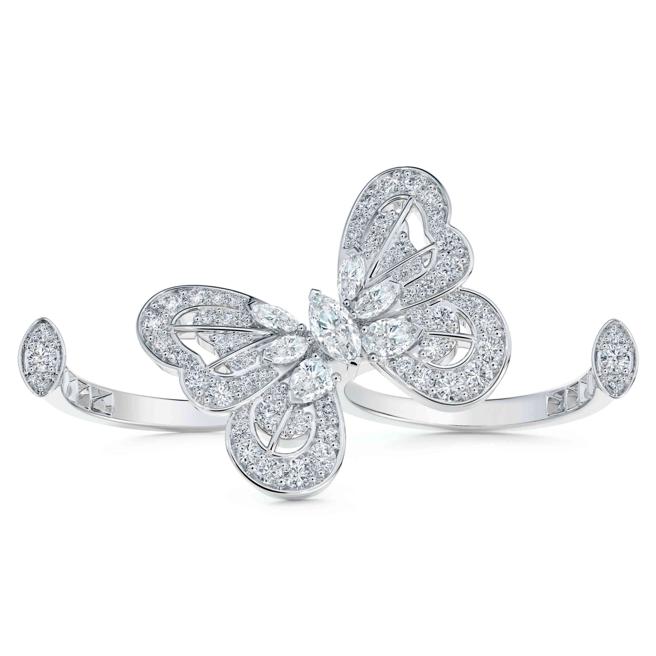 De Beers的Portraits of Nature系列蝴蝶指间戒， 54万元。（De Beers提供）