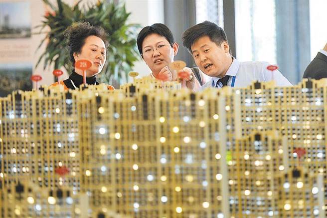 销售低迷，标普预测今年大陆房地产销售额至多跌15％。（资料照片／中新社）