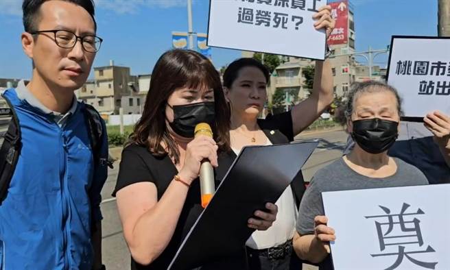 徐男家属今早赴六和机械厂外陈情，希望公司给予徐男死亡说明。（吕筱蝉摄）