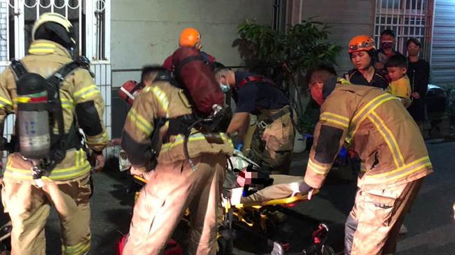 台南麻豆16日凌晨惊传一对夫妻发生严重口角，丈夫一气之下纵火，造成26岁妻子有10％二度的烧烫伤。（读者提供／张毓翎台南传真）