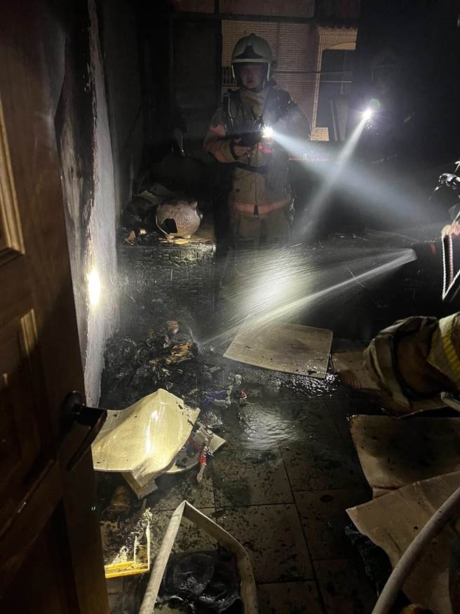 麻豆区自由路一处透天厝于今天凌晨1点多发生火警，消防人员前往灌救。（读者提供／张毓翎台南传真）