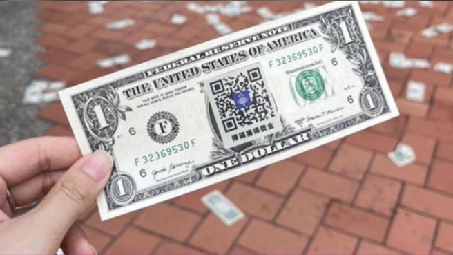 美金纸钞看上去十分逼真。（图 / 翻摄自爆料公社）