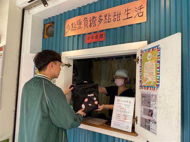 「新北好绿食」外送使用循环容器减废，由专人送餐及回收。（新北市环保局提供）