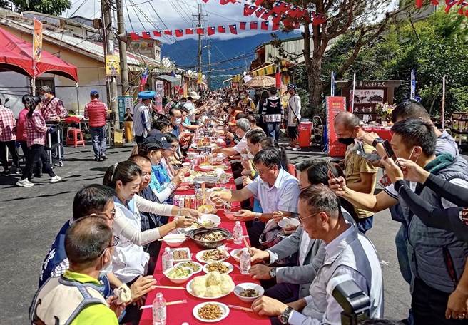 滇緬新年文化慶典「清境火把節」，18日由「清境長街宴」打頭陣，限額40名遊客預約品嚐異域美食。（南投縣政府提供／楊靜茹南投傳真）