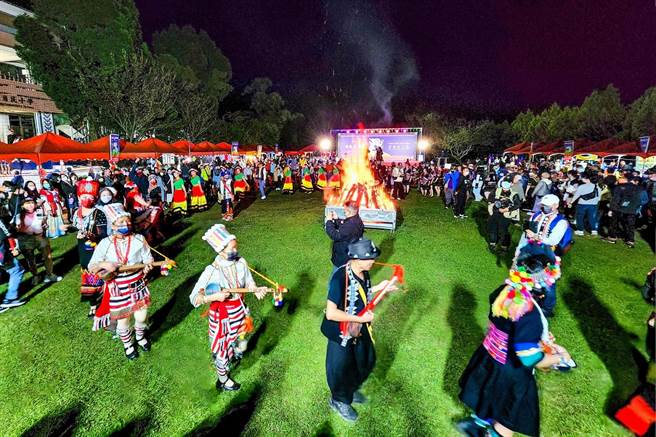 清境火把節有雲南打跳、滇緬邊區少數民族及仁愛鄉原住民舞蹈表演。（南投縣政府提供／楊靜茹南投傳真）