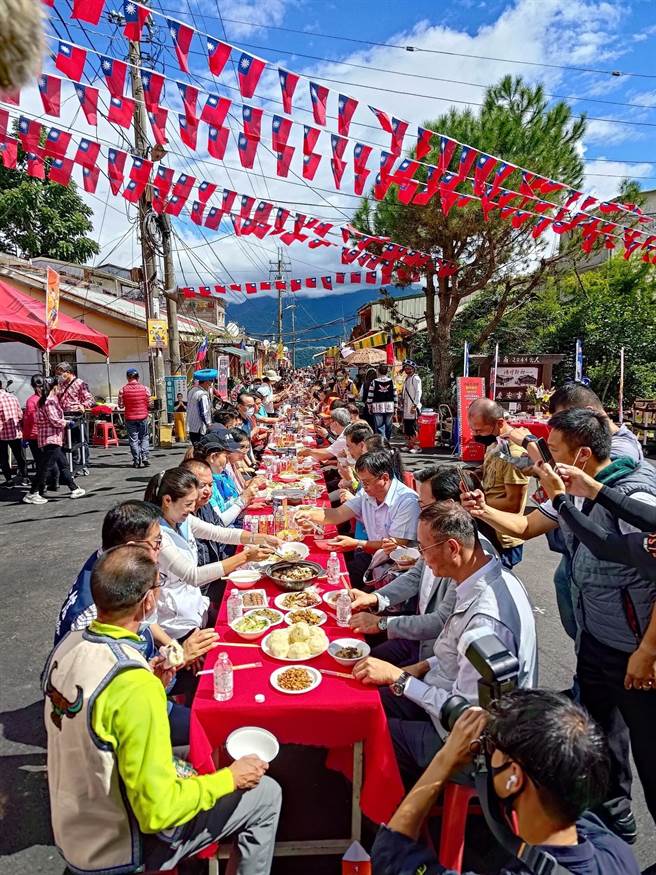 「清境長街宴」18日將在定遠新村舉行，家家戶戶沿街擺桌，拿出各家拿手好菜宴客。（南投縣政府提供／楊靜茹南投傳真）