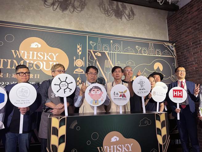 第3屆「台南國際餐酒嘉年華」將於21日、22日在中西區河樂廣場登場。市府宣布，此次活動不但集結逾50家在地美食、佐餐酒、甜品等名店，更邀請來自7國21位國際知名調酒師，與台灣在地200位調酒師共襄盛舉。（洪榮志攝）