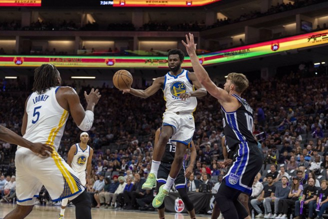 勇士前锋威金斯切入后把球抛给卢尼。(路透)