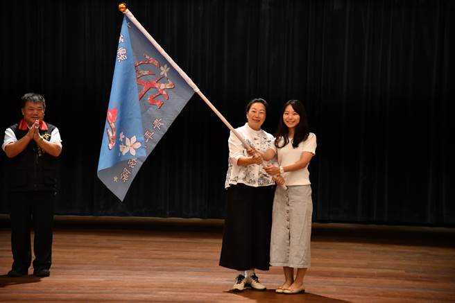 花蓮縣政府鼓勵青年參與客家事務，成立「客家青年服務隊」，縣長徐榛蔚（中）授旗給年服務隊代表余宸萱（右），期許大家為客家活動注入年輕活水。（花蓮縣政府提供／羅亦晽花蓮傳真）