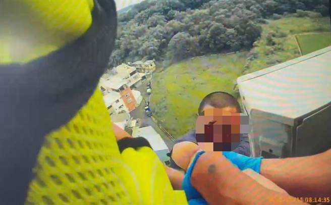1名男子与女友争吵后，于11楼阳台不慎失足跌倒挂在外墙，警方与消防人员据报赶往惊险抢救。（警方提供／陈育贤新竹传真）