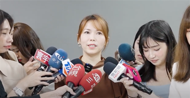 侯辦執行長金溥聰昨日質疑民調可否呈現未來民意，民眾黨總統參選人柯文哲辦公室發言人陳智菡今喊話金「明眼人就不說暗話」，無論是民調或開放式初選都一樣，不能代表未來選民的投票意向。（柯文哲競選辦公室提供）