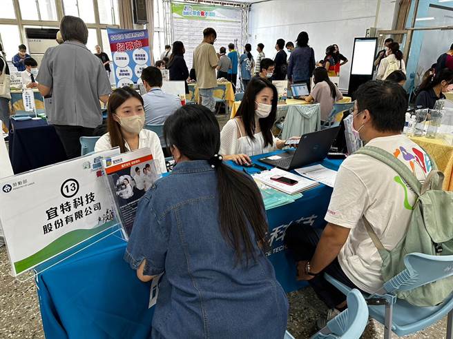 新竹市政府与劳动力发展署桃竹苗分署新竹就业中心，将于19日办理企业联合徵才活动，开出职缺最高月薪有100K。（新竹市政府提供／陈育贤新竹传真）