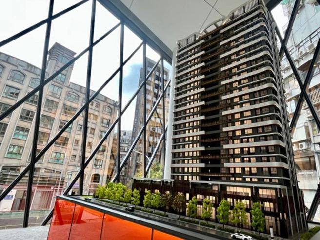 台北大面积土地供给稀有，精华区都更或危老改建成为豪宅主要原料。图为「铸慕」。（图／江伟琳）