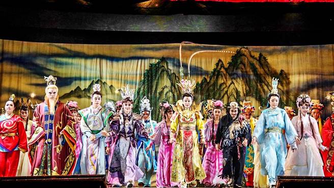 秋之竹北戏剧行旅节，明华园戏剧总团15日晚在竹北停15停车场演出八仙传奇系列「蓬莱大仙-李铁拐」。（竹北市公所提供／罗浚滨新竹传真）